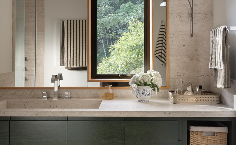 bancada de banheiro com decoração discreta e funcional