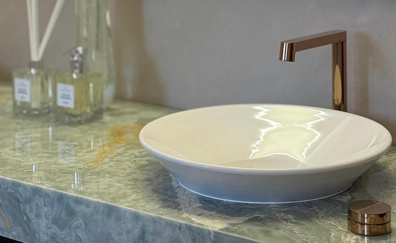 bancada de mármore em banheiro que pode ser danificada pelo uso de vinagre na limpeza.