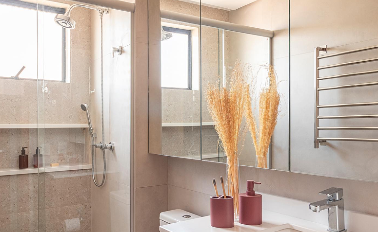 box de vidro do banheiro que pode ser limpo com vinagre diluído de forma segura