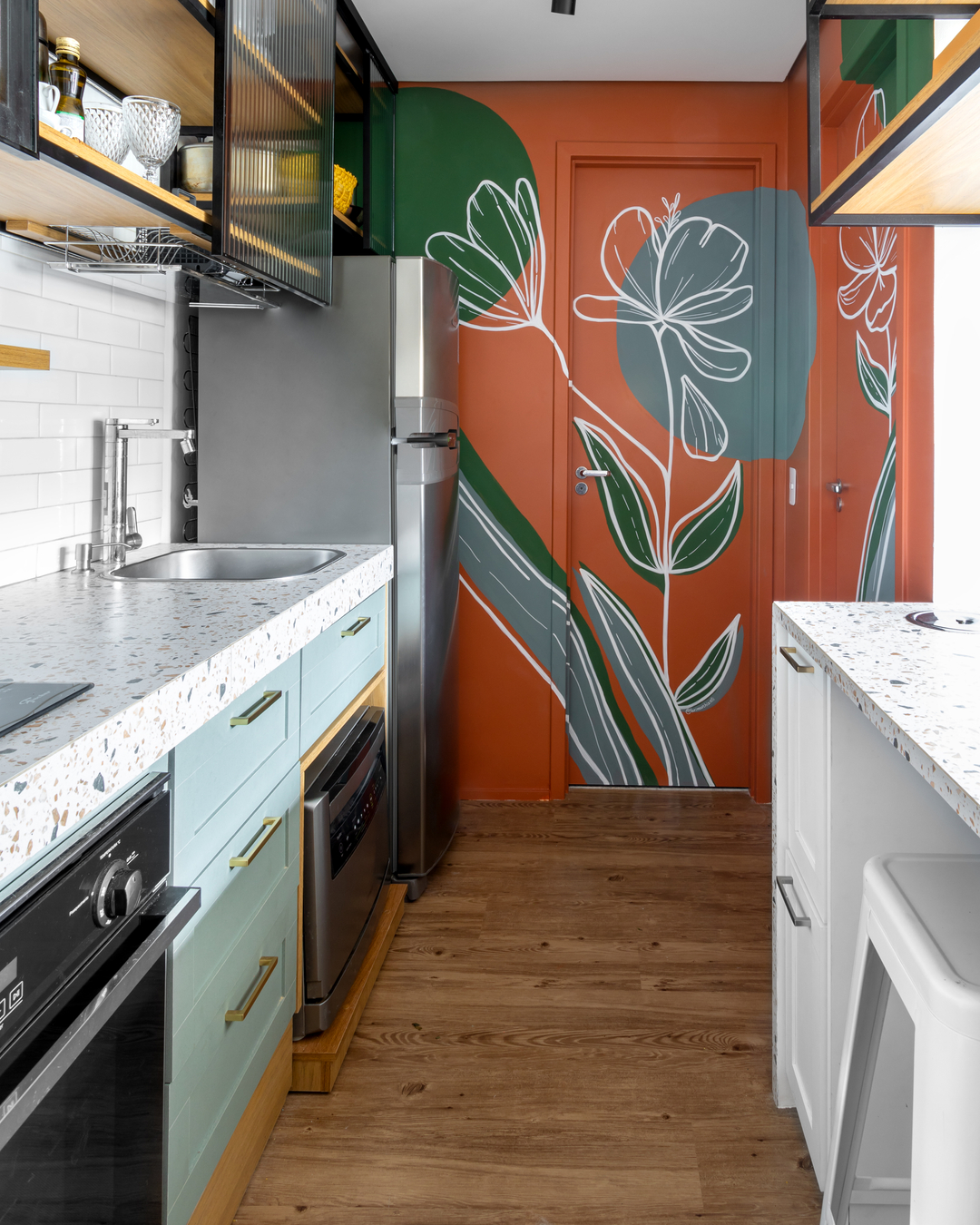 Mural artístico pintado à mão em apartamento pequeno, conectando sala, quarto e banheiro