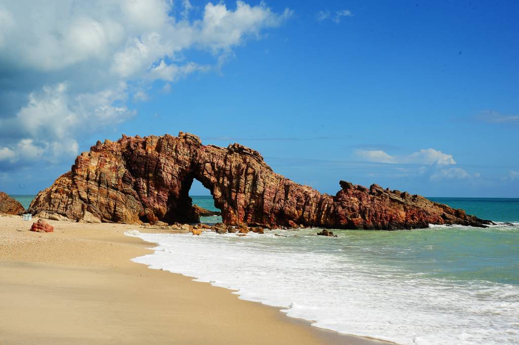 Pedra Furada, uma das principais atrações em Jericoacoara, Ceará