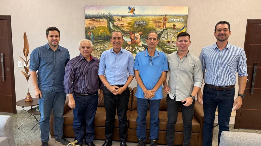 AUniversidade Federal de Mato Grosso realizou, nesta segunda-feira (23/02), reunião e visita técnica à área onde será implantado o futuro Campus de Lucas do Rio Verde, além de conhecer a escola que sediará, de forma provisória, as atividades da Universidade no município. A agenda institucional ocorre em um momento estratégico, após o credenciamento oficial do campus pelo Ministério da Educação (MEC), por meio da Portaria nº 865/2025, que consolida a presença definitiva da UFMT no município e viabiliza o início da implantação dos cursos previstos. A visita integra o processo de planejamento e alinhamento institucional, com foco na definição dos espaços, na organização da infraestrutura e no diálogo entre os entes envolvidos na construção do campus definitivo. Participaram da reunião o prefeito de Lucas do Rio Verde, Miguel Vaz; Luana Mendes, supervisora do Setor de Projetos; Mardokai Oliveira, arquiteto; Sonia Vivian de Jezus, diretora do Campus de Lucas do Rio Verde; Elaine Benetti Lovatel, secretária municipal de Educação; Welligton Souto, secretário municipal de Desenvolvimento Econômico, Planejamento e Cidade; Leandro Elias dos Santos, da Coordenação de Ensino de Graduação (CEG) da Pró-reitoria de Ensino de Graduação (Proeg) da UFMT; e Paulino Simão de Barros, prefeito do Campus Cuiabá. A iniciativa reforça o compromisso da UFMT com a interiorização do ensino superior público e o fortalecimento do desenvolvimento regional.