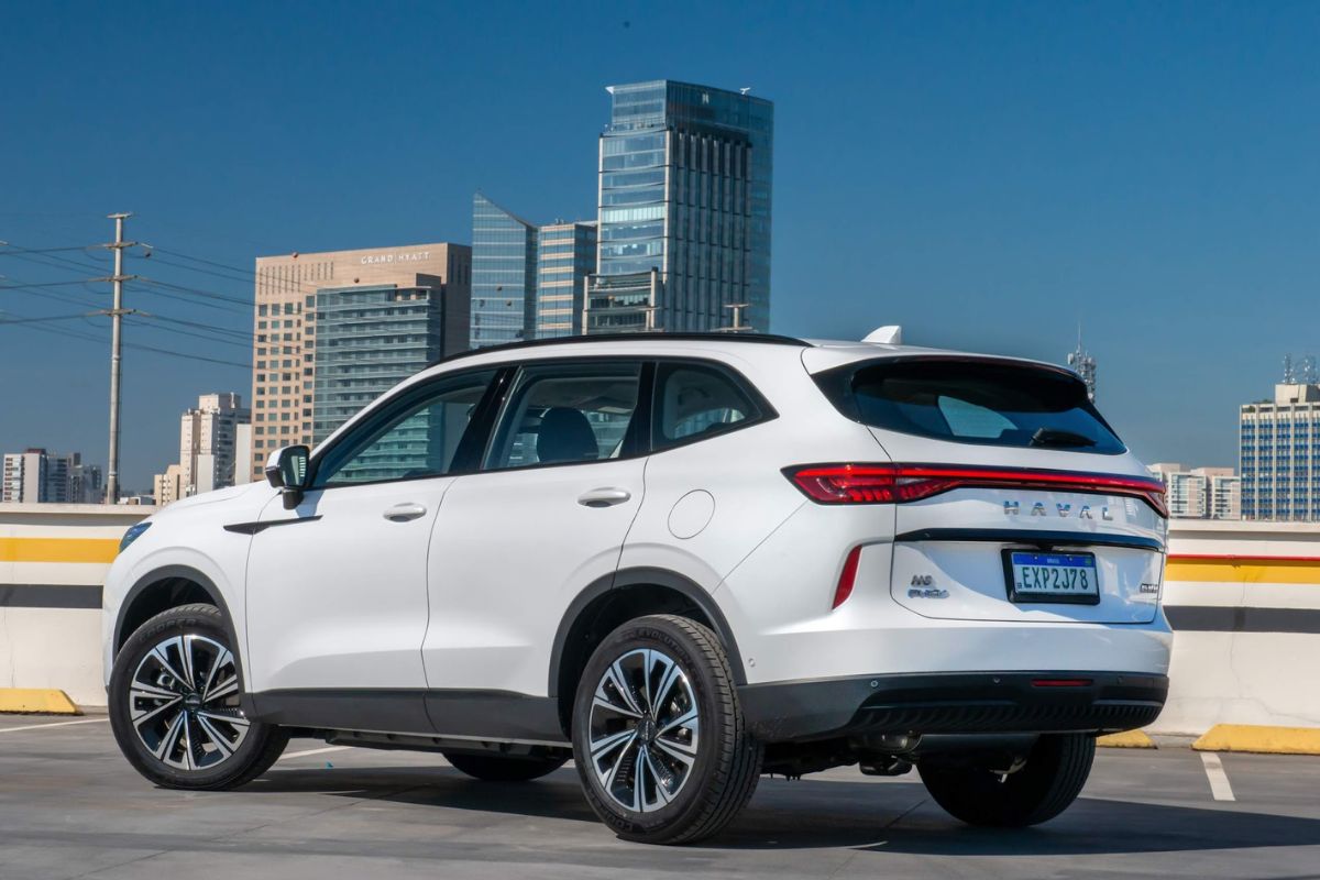 Haval H6 híbrido visto por trás