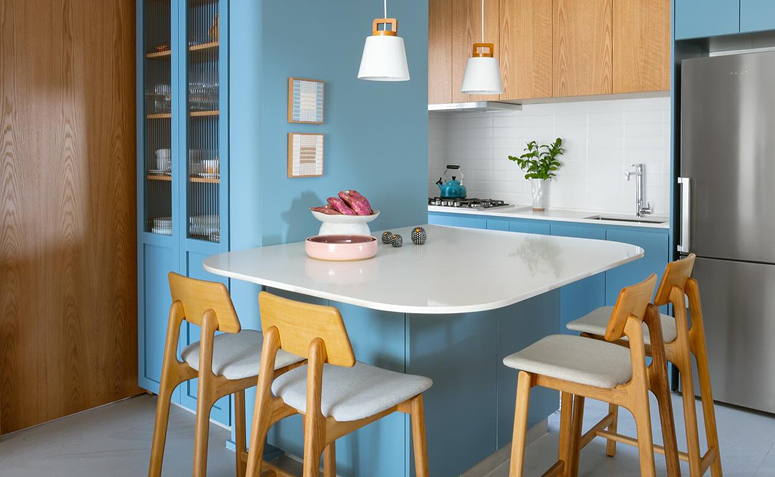 cozinha em tons de azul claro combinados com madeira e cores neutras