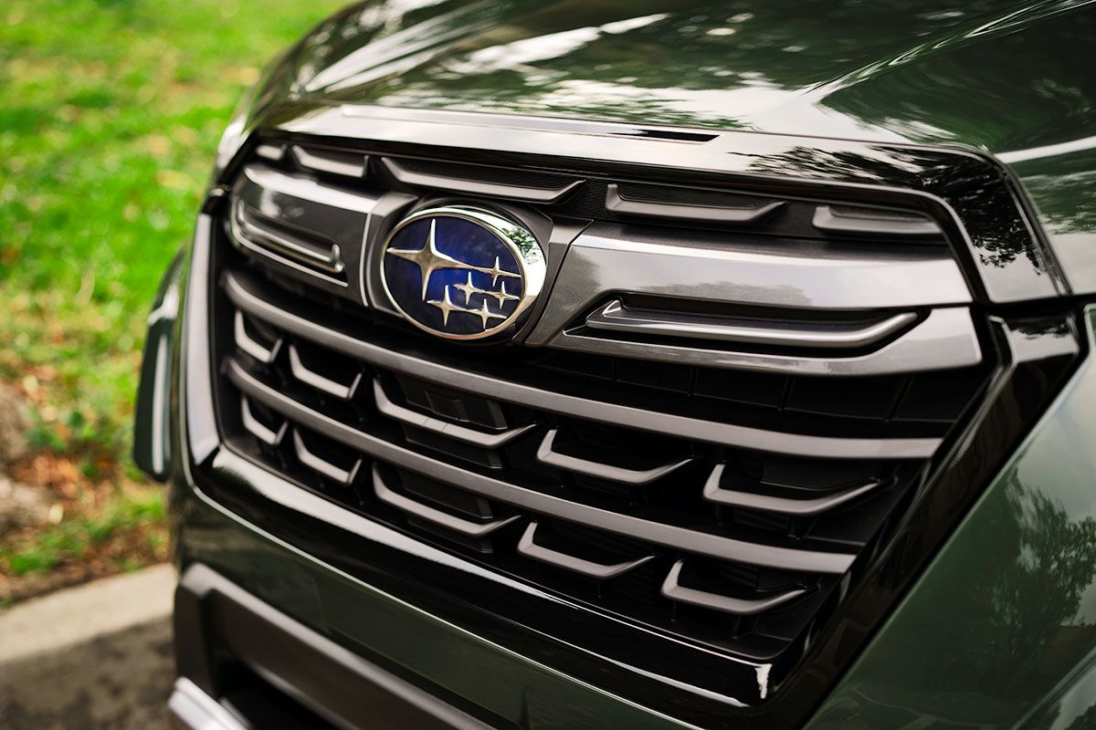 Subaru Um Subaru estacionado, com o foco em sua parte da frente