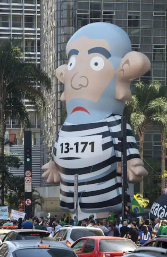 Boneco gigante conhecido como Pixuleco, na Avenida Paulista. O boneco se tornou símbolo de protestos contra a corrupção e o PT desde a Operação Lava Jato.
