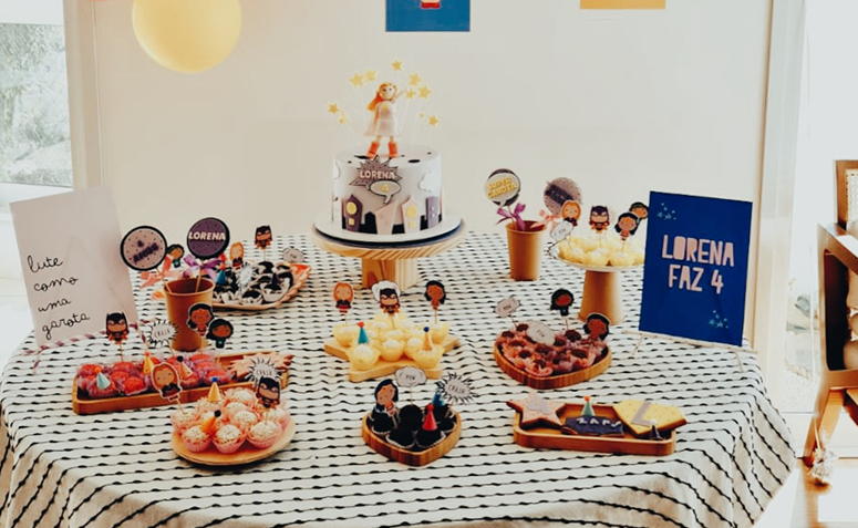 encontro com poucos convidados em uma festa minimalista em casa