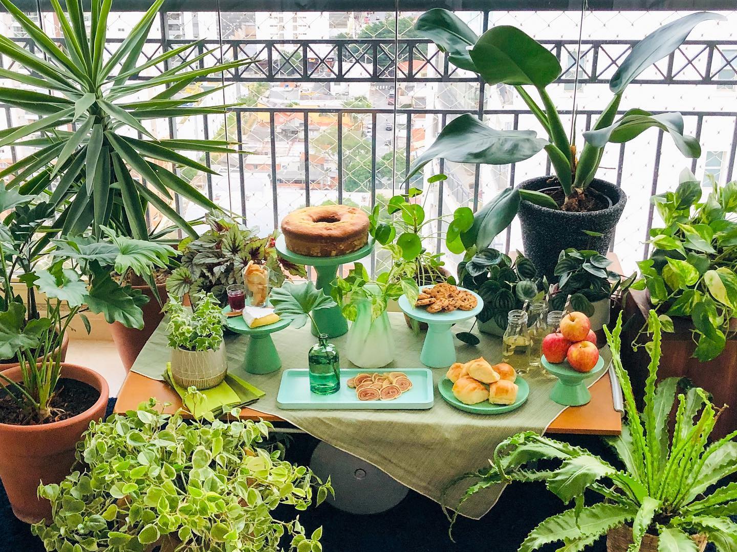 cardápio simples com bolo caseiro e petiscos para festa minimalista