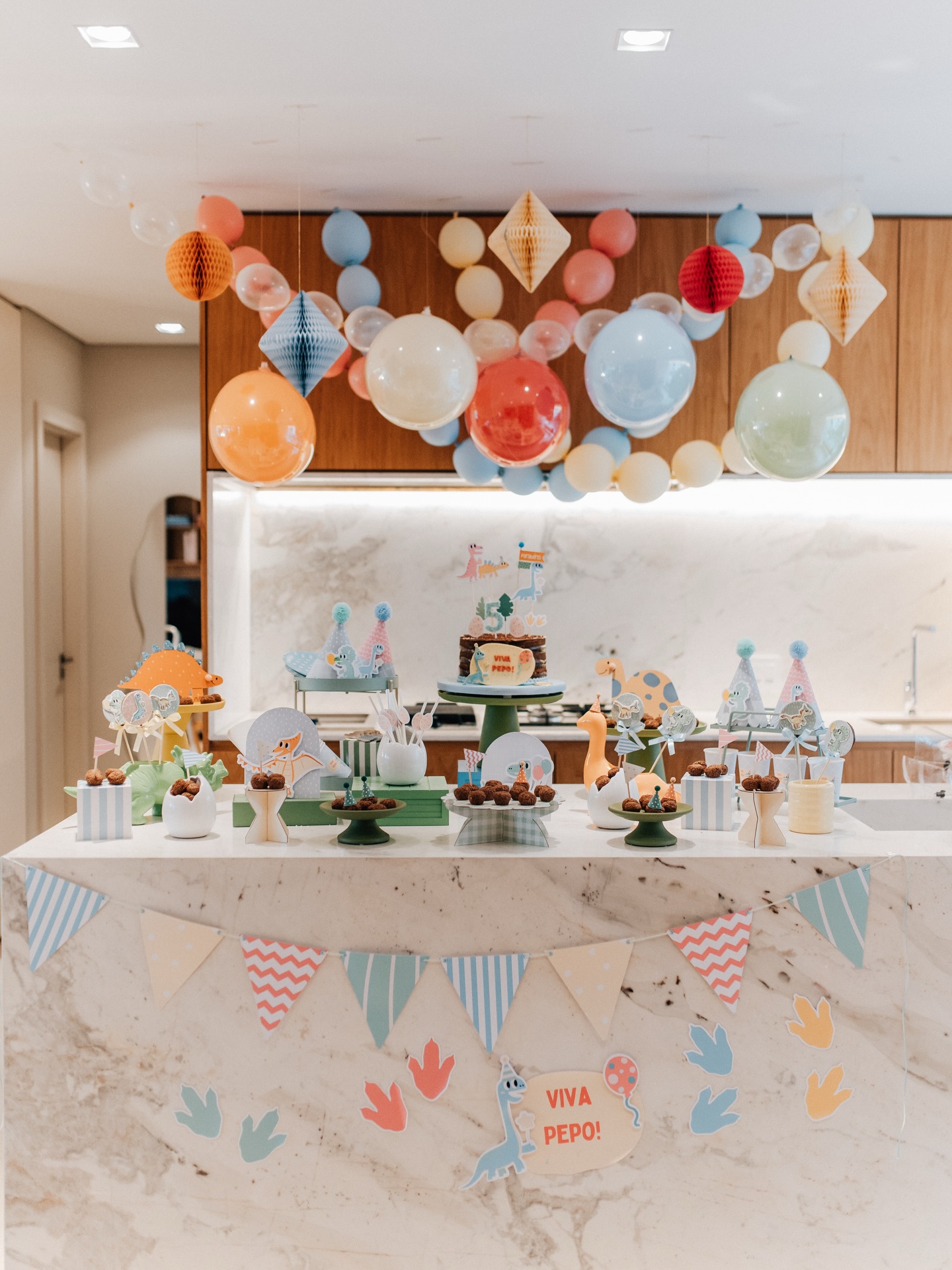 celebração simples e acolhedora com decoração minimalista e clima intimista