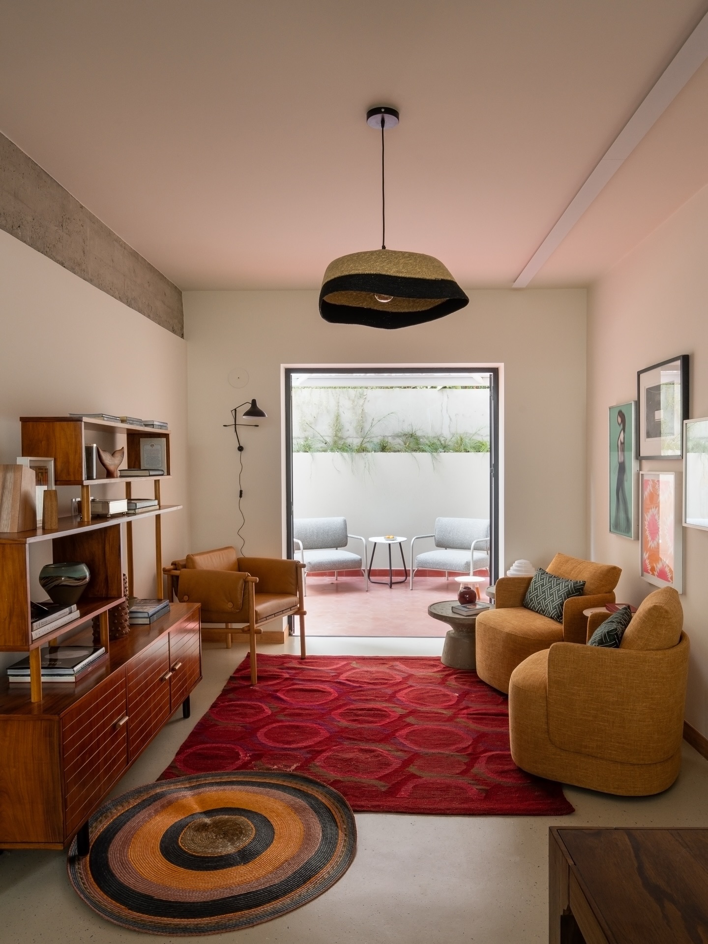 Área social do apartamento de Zeca Camargo, evidenciando sala de estar e quintal.