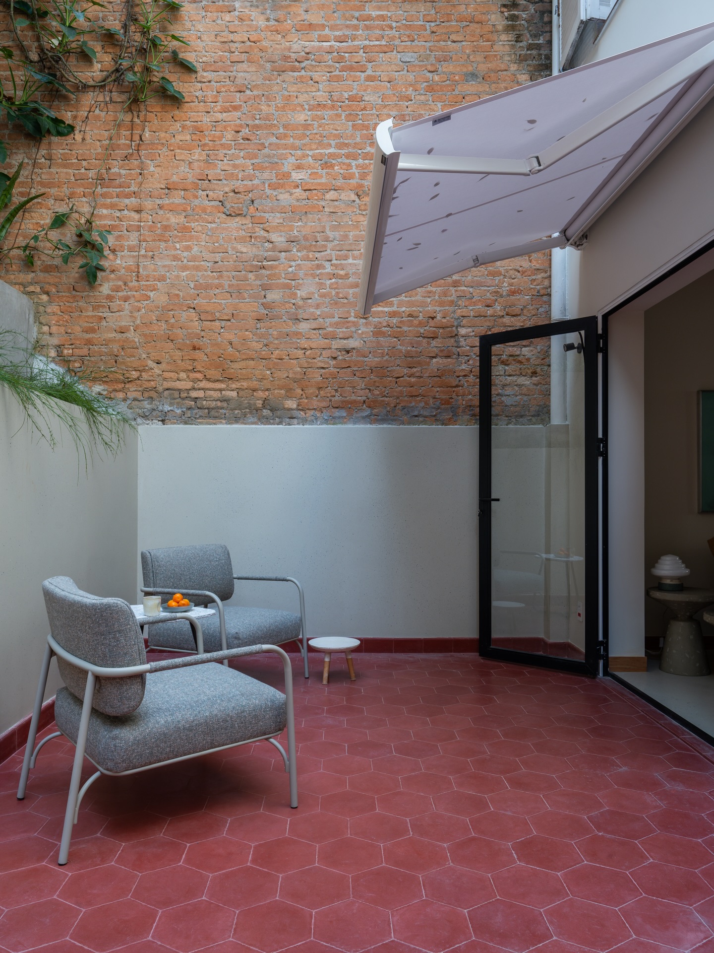 Lateral do quintal do apartamento de Zeca Camargo, projetado por Newton Lima.