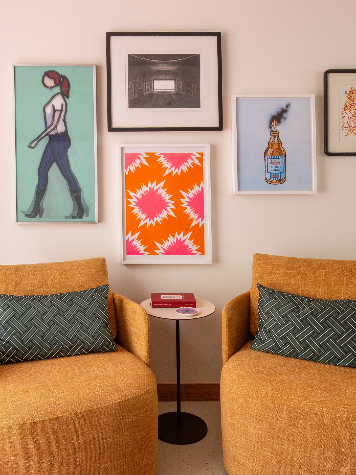 Foto de parede com quadros de obras de arte pendurados.