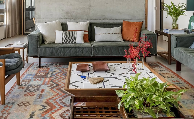 Sala com almofadas coloridas e tapete novo renovando a decoração