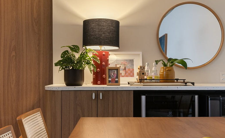 Ambiente com luz indireta de abajur valorizando a decoração