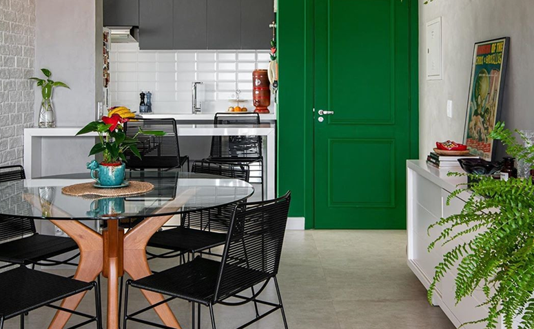 Porta pintada em cor marcante renovando a decoração