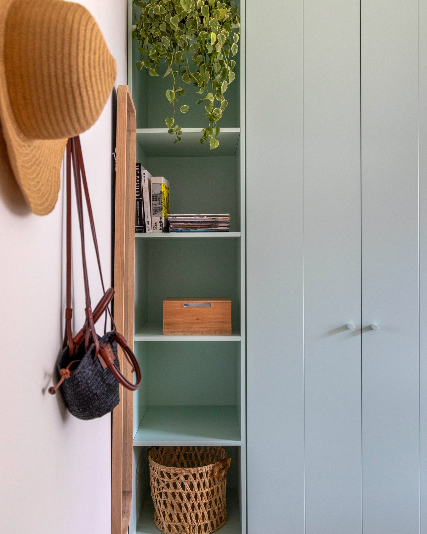 Guarda-roupas do quarto em tom suave de verde-menta.