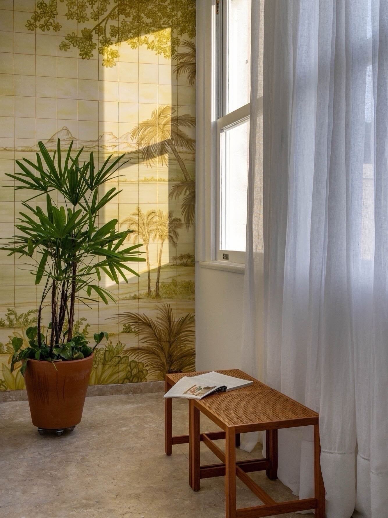 Foto da varanda do apartamento, evidenciando a parede de ladrilhos.