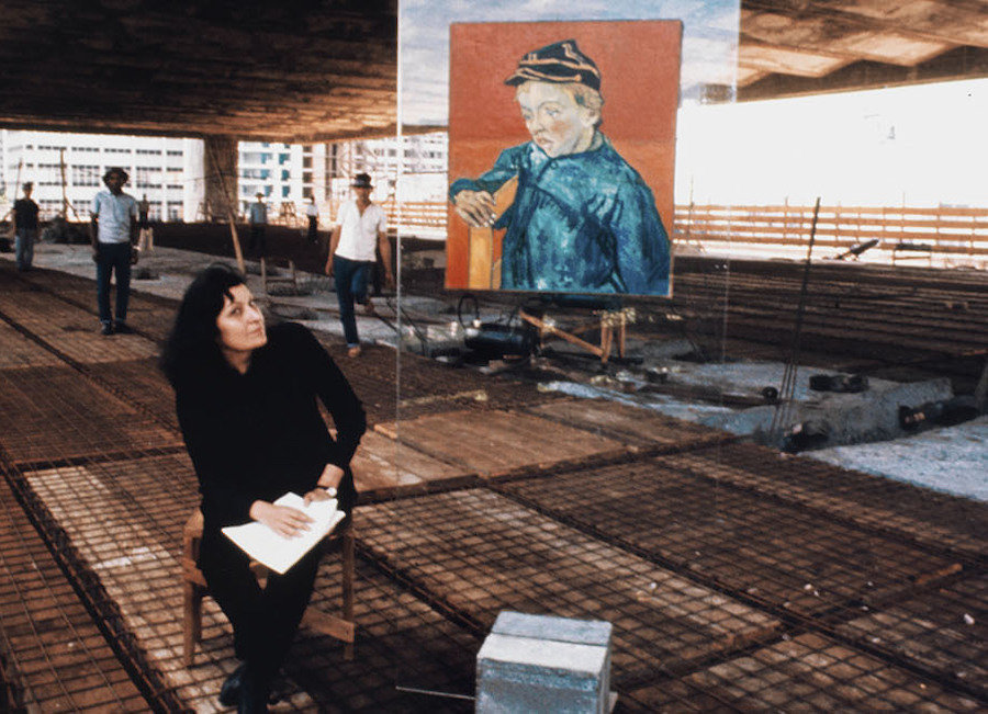 Lina Bo Bardi durante a obra do MASP, em São Paulo.