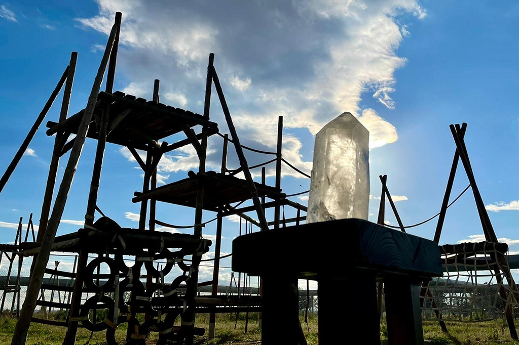 O'Monólito' usado no experimento 1 é um cristal de quartzo alongado que pesa 3,3 kg e tem 35 cm de altura.