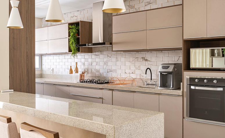 cozinha com tons terrosos e madeira criando ambiente acolhedor e confortável