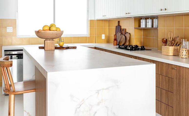 cozinha com azulejos amarelos que trazem luminosidade e energia ao ambiente