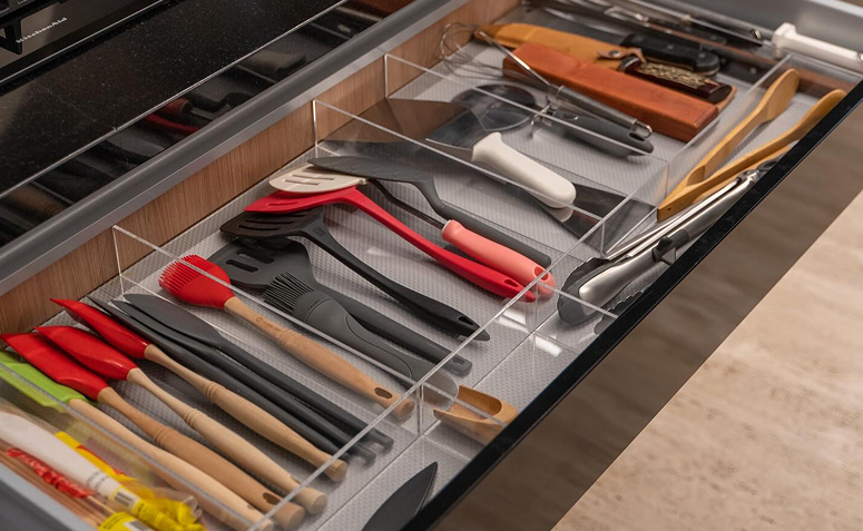 Gavetas de cozinha organizadas por tipo de utensílio