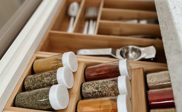 Gaveta de cozinha com organizadores e divisórias internas