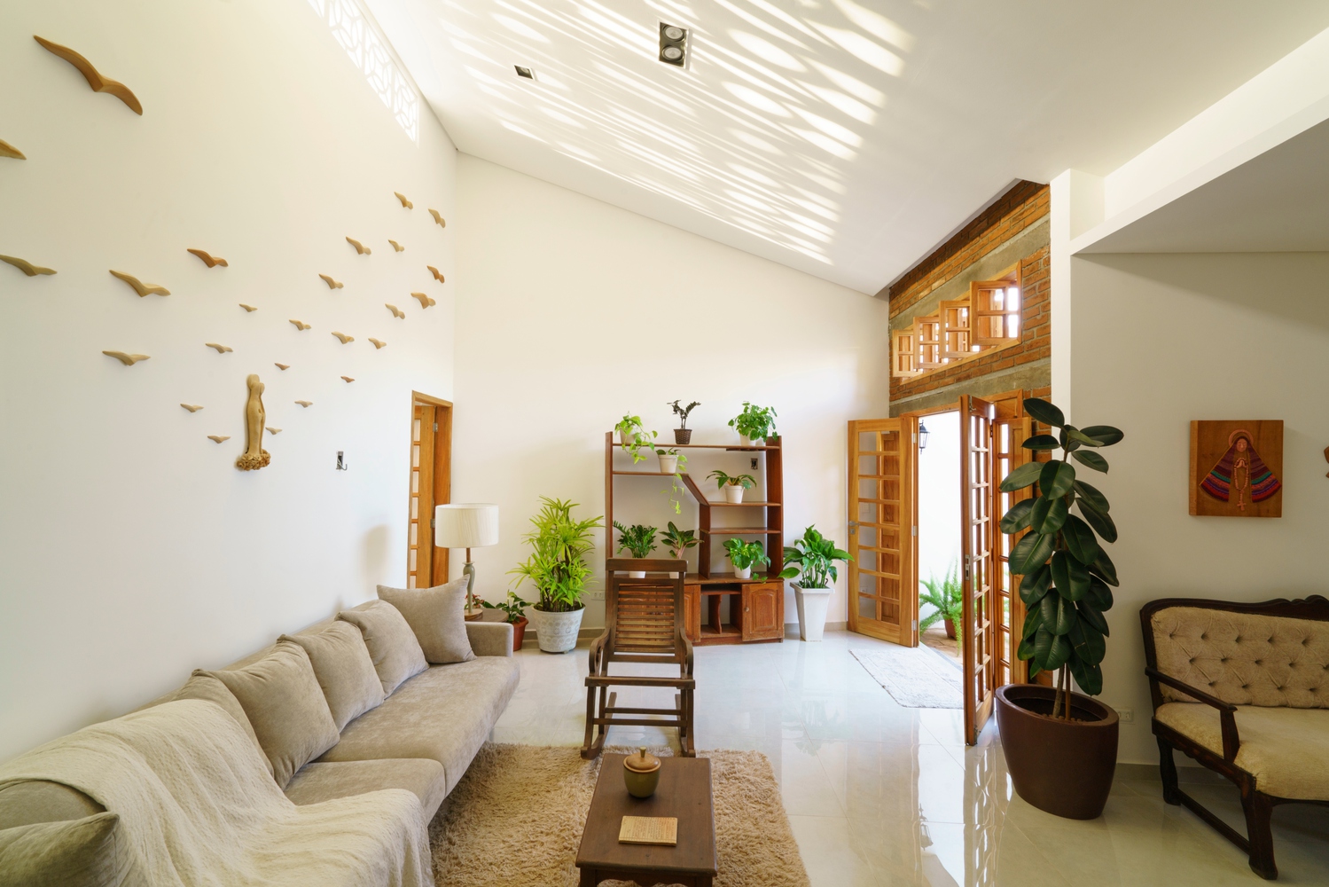 Área social integrada da casa, mostrando sala de estar e sala de jantar.