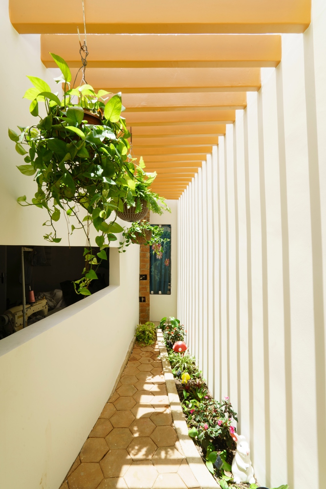 Área lateral externa da casa com pergolado para sombreamento