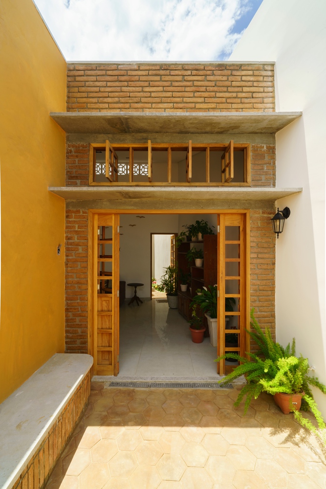 Entrada de casa de mainha com materiais regionais, como o barro.