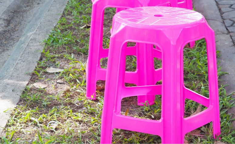 Detalhes do design do banco de plástico com nervuras estruturais e textura antiderrapante no assento