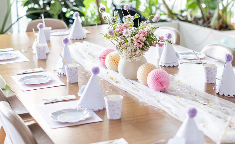 mesa posta simples com poucos elementos para festa minimalista