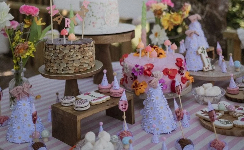 comidas simples e fáceis de compartilhar em uma festa minimalista em casa