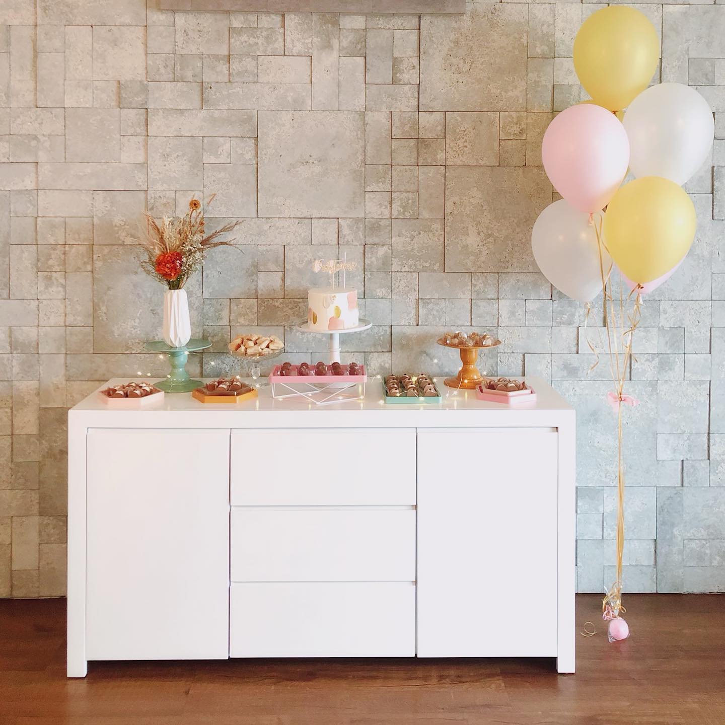 celebração simples e acolhedora em festa minimalista