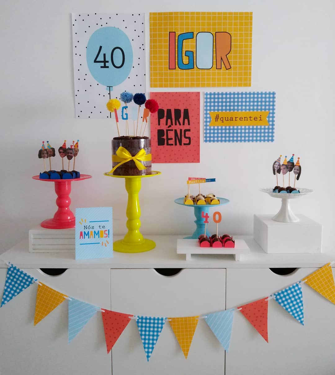 encontro com poucos convidados em uma festa minimalista em casa