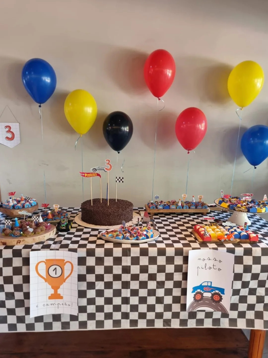 mesa simples organizada como ponto de encontro em festa minimalista