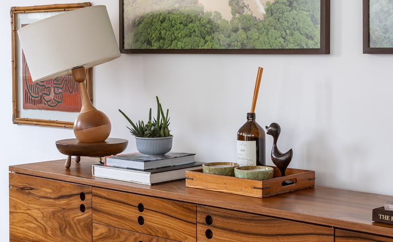 Aparador com decoração minimalista e superfície livre de excessos