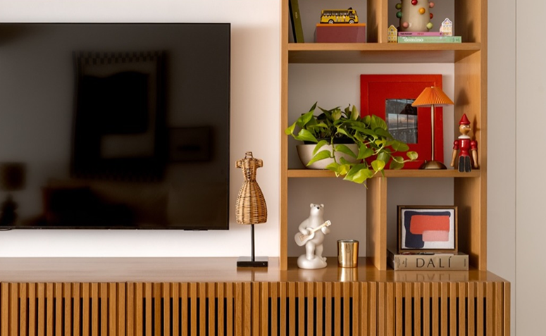 Quadros e objetos decorativos organizados refletindo estilo pessoal