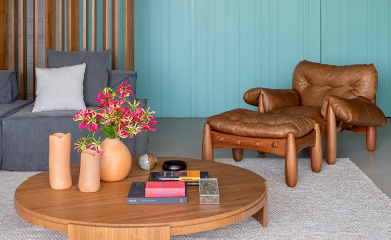 Poltrona Mole criada por Sergio Rodrigues em 1957 com estrutura em madeira maciça