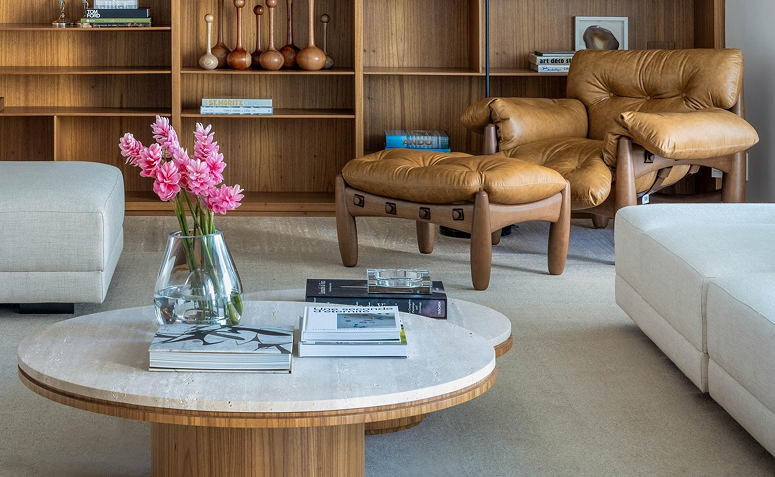 Poltrona Mole em sala de estar contemporânea com madeira e tons neutros