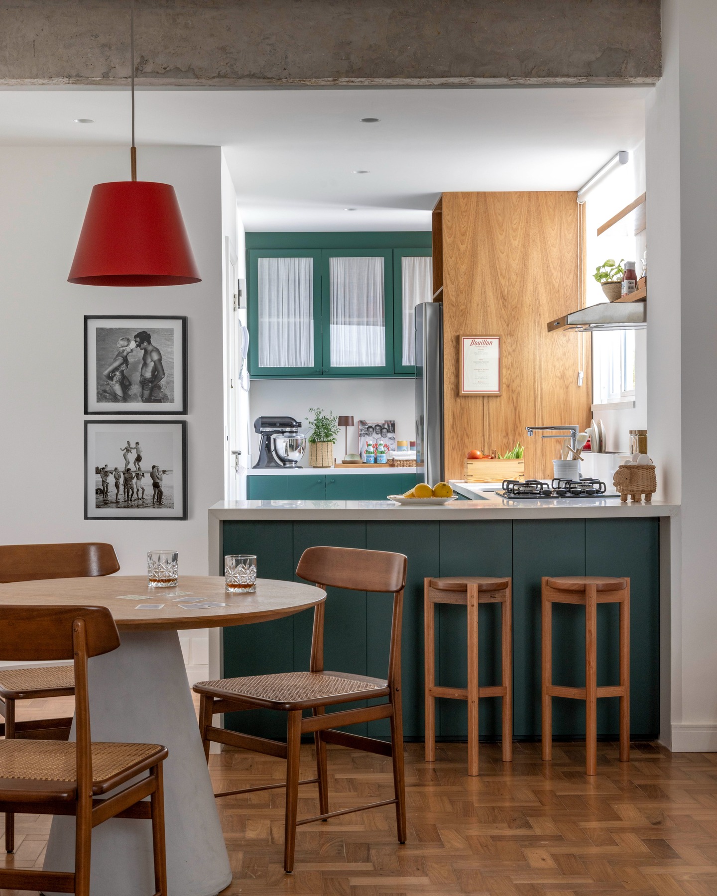 Vista da área social do apartamento, abrangendo sala de jantar e cozinha.