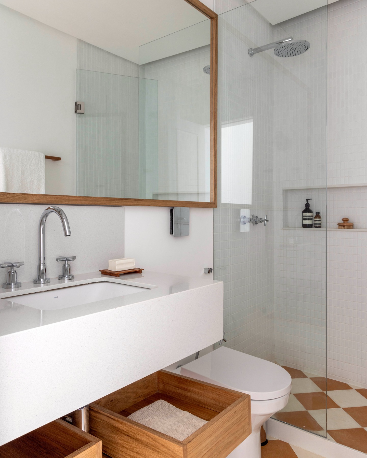 Foto do banheiro do apartamento.