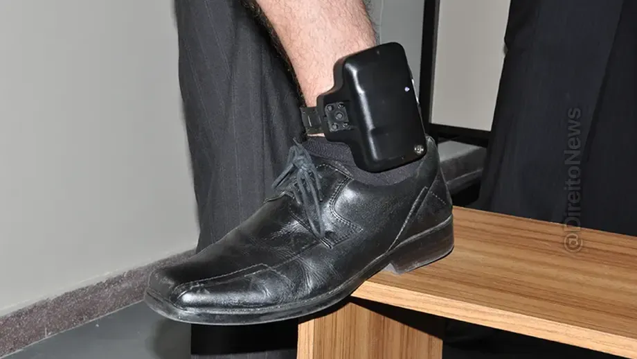 empresa demite funcionario usa tornozeleira eletronica deve pagar r 8 mil indenizacao