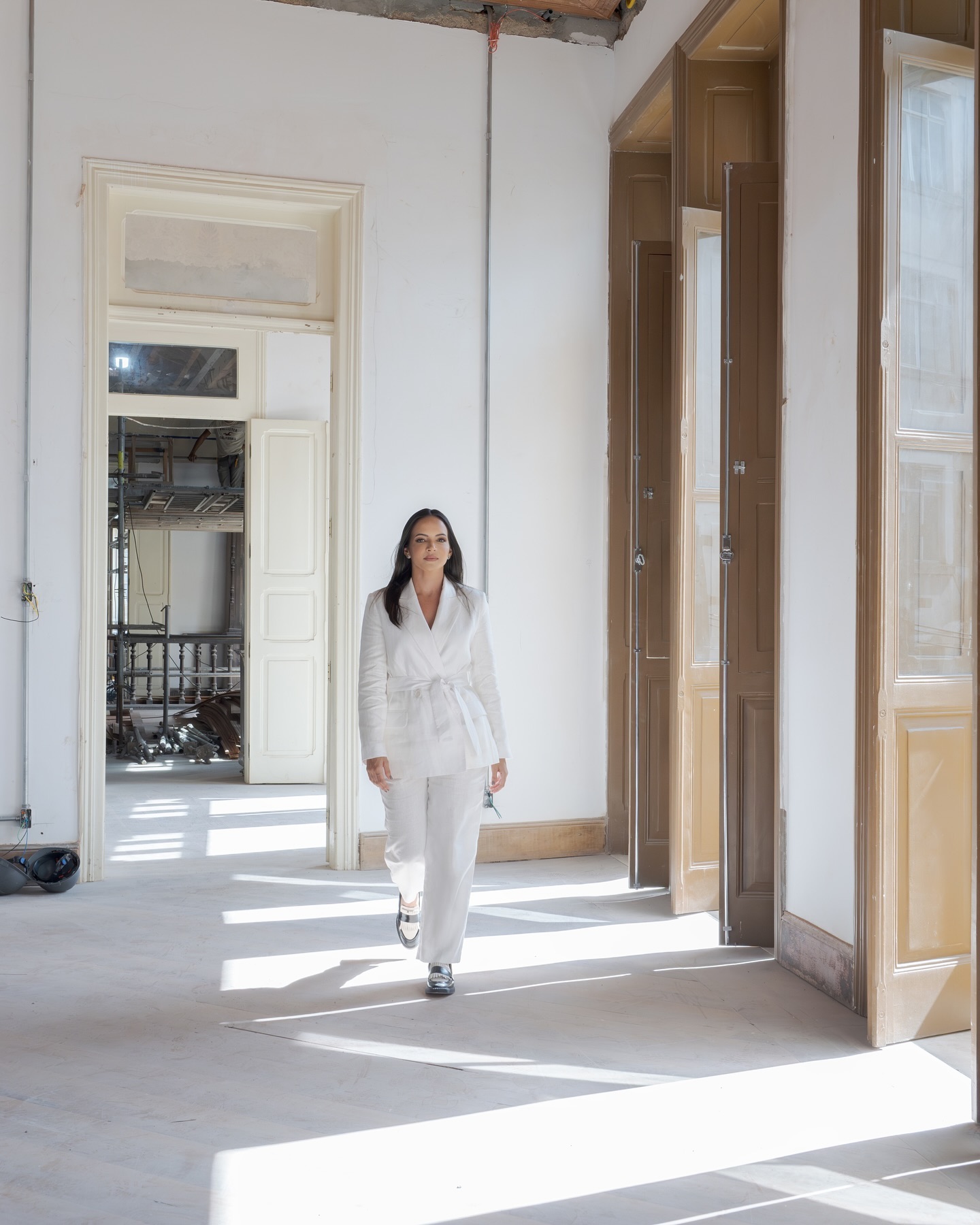 Caroline Britto durante visita técnica em obra de arquitetura