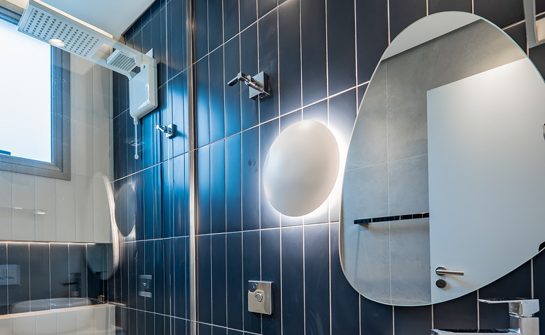 Banheiro residencial organizado, representando hábitos para reduzir o consumo de água e energia