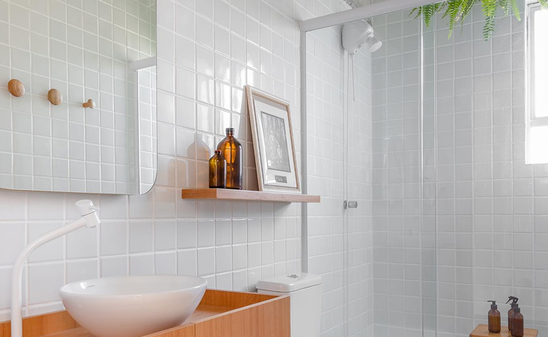 Banheiro sustentável com iluminação natural, ilustrando alternativas para economizar energia no banho