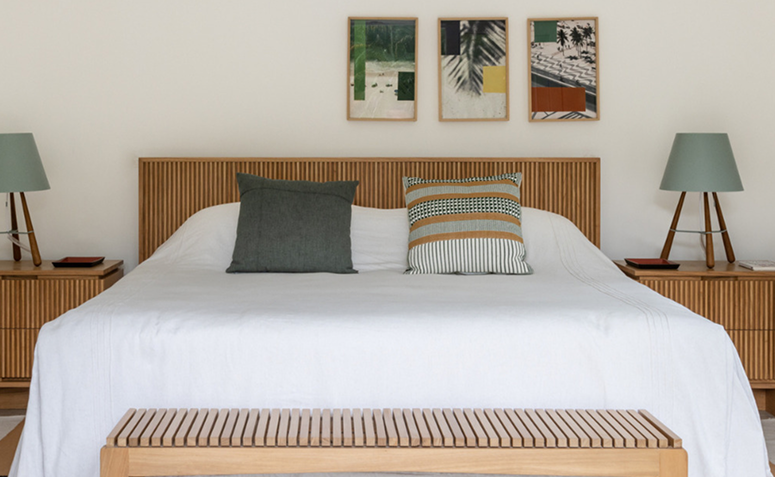 Cama com colchão e travesseiros durante limpeza do quarto