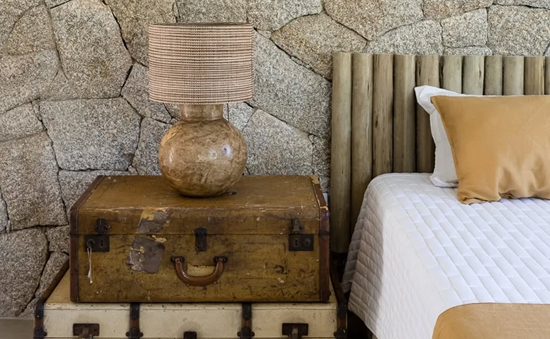 conceito japonês wabi-sabi aplicado à decoração com objetos artesanais e texturas naturais