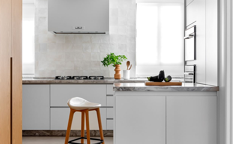 conceito japonês kanso aplicado à decoração com cozinha minimalista e poucos elementos