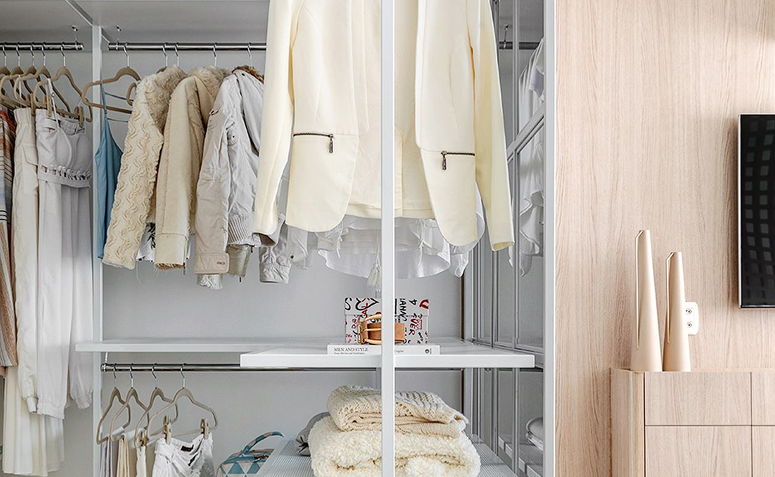 conceito japonês danshari aplicado à organização de armário com roupas selecionadas e espaço organizado